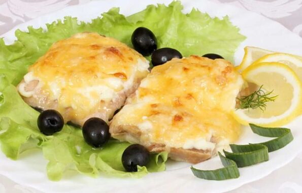 Печена риба със сирене ще бъде вкусно и здравословно ястие в менюто на средиземноморската диета.